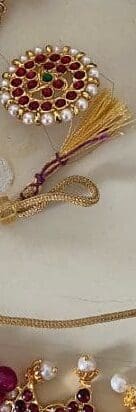 A gold colored cord with a purple and red string.